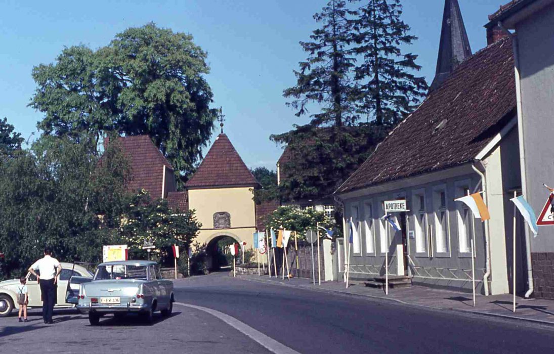 Apotheker Gerhard König auf dem Bersenbrücker Marktplatz Fronleichnam 1968