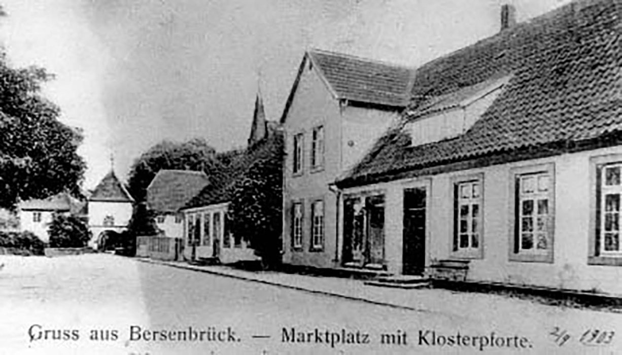Marktplatz mit Klosterpforte und der späteren Markt-Apotheke im Jahre 1903