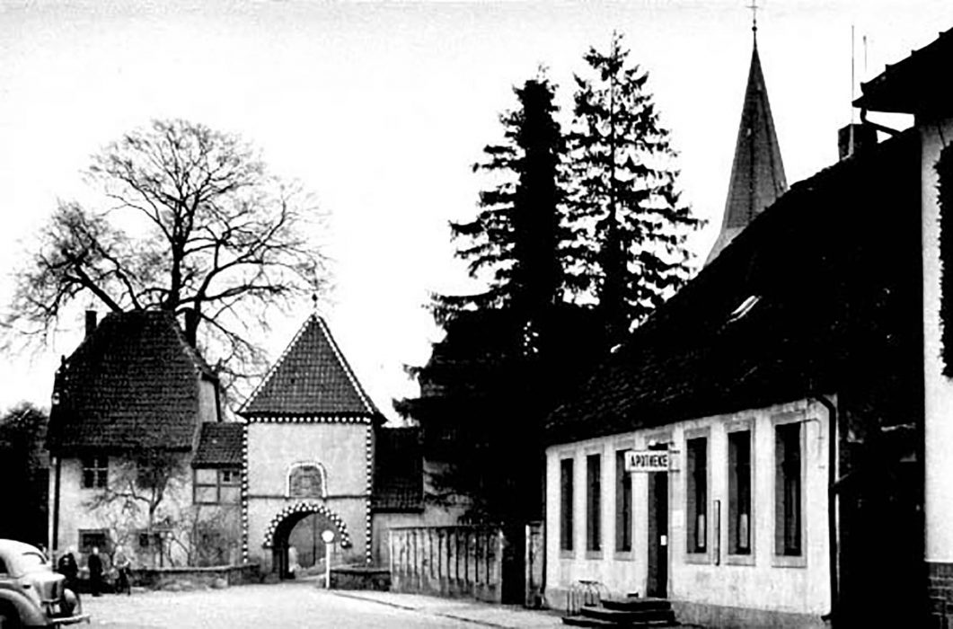 Marktplatz mit Klosterpforte und der Markt-Apotheke Weihnachten 1954